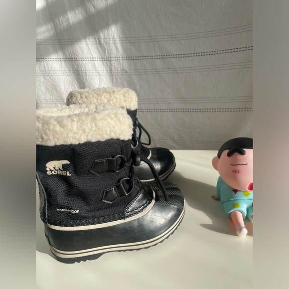 Sorel kid waterproof winter boot. Kid size 11. - Picture 3 of 16